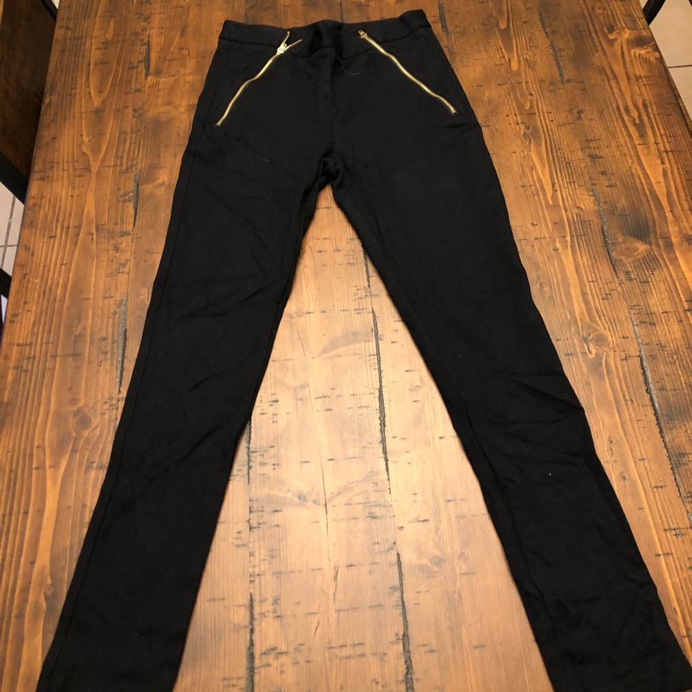 Black leggings with golden zipper